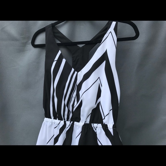 🖤 Love on a Hanger | Black & White Dress 🖤 - Picture 3 of 8